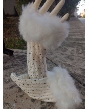 Бели ръкавици с пух и камъчета